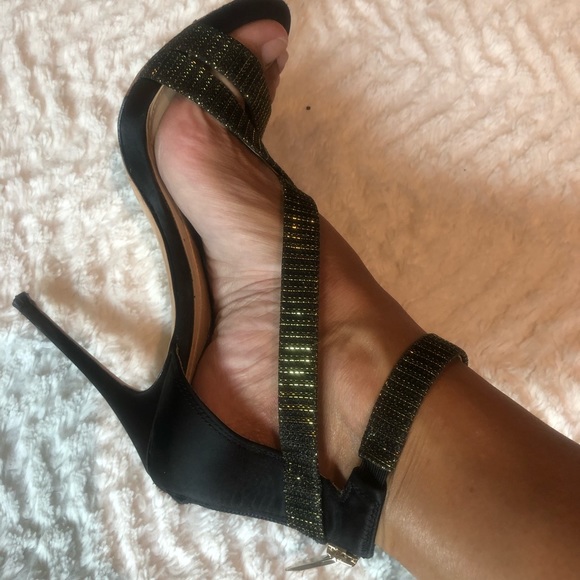 Size 7 VINCE CAMUTO brand. Black satin finish with gold accent straps. - Picture 9 of 9